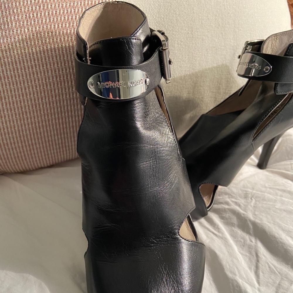 Michael Kors heeled dress shoe